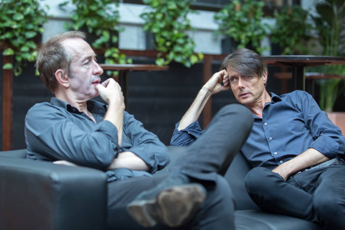 Mat Osman ja Brett Anderson sohvalla.