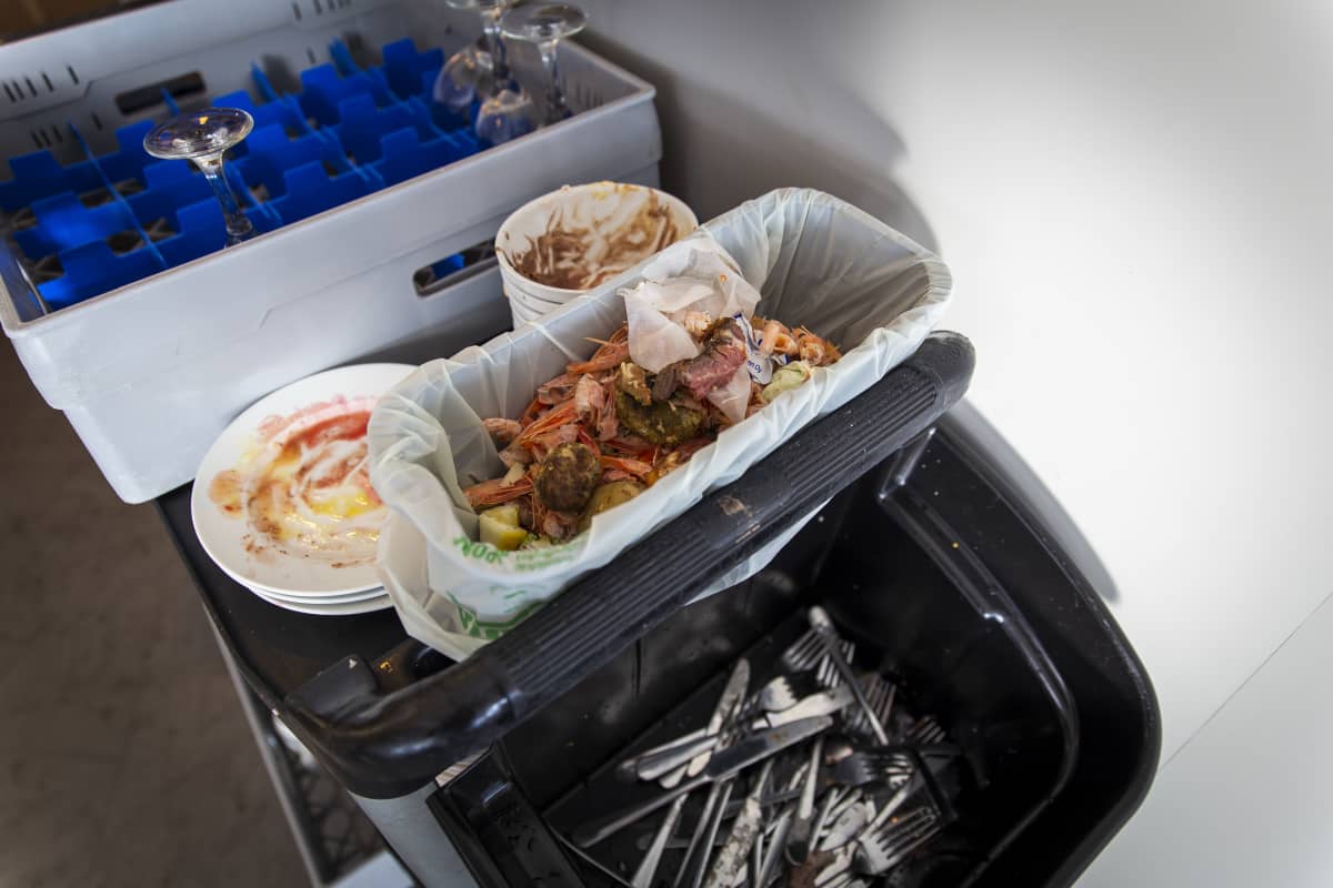 biojätettä ja likaisia ruokailuvälineitä Eckerö Linen buffetissa