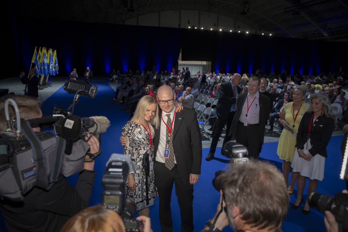 Simo Grönroos ja Riikka Purra Perussuomalaisten puoluekokouksessa .
