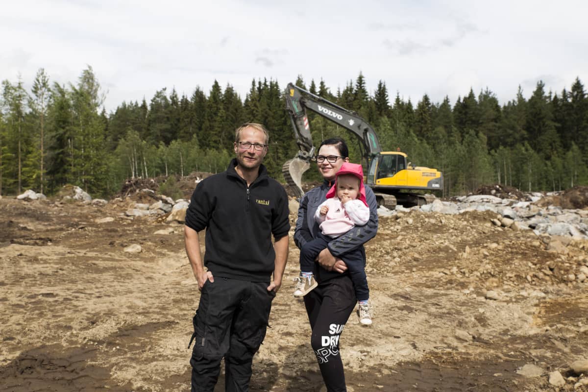 Janne, kirs ja Viola Mäkeläinen 2