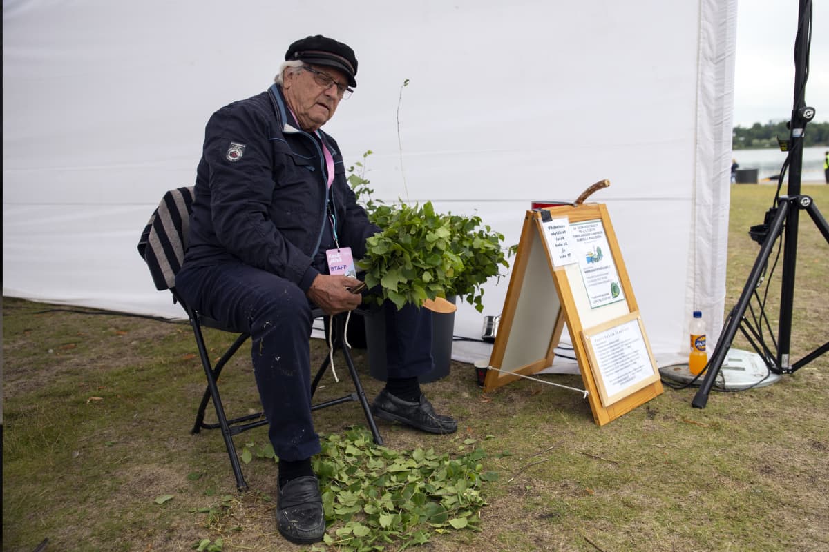 Vanstantekijä Töölönlahden kesäjuhlilla.