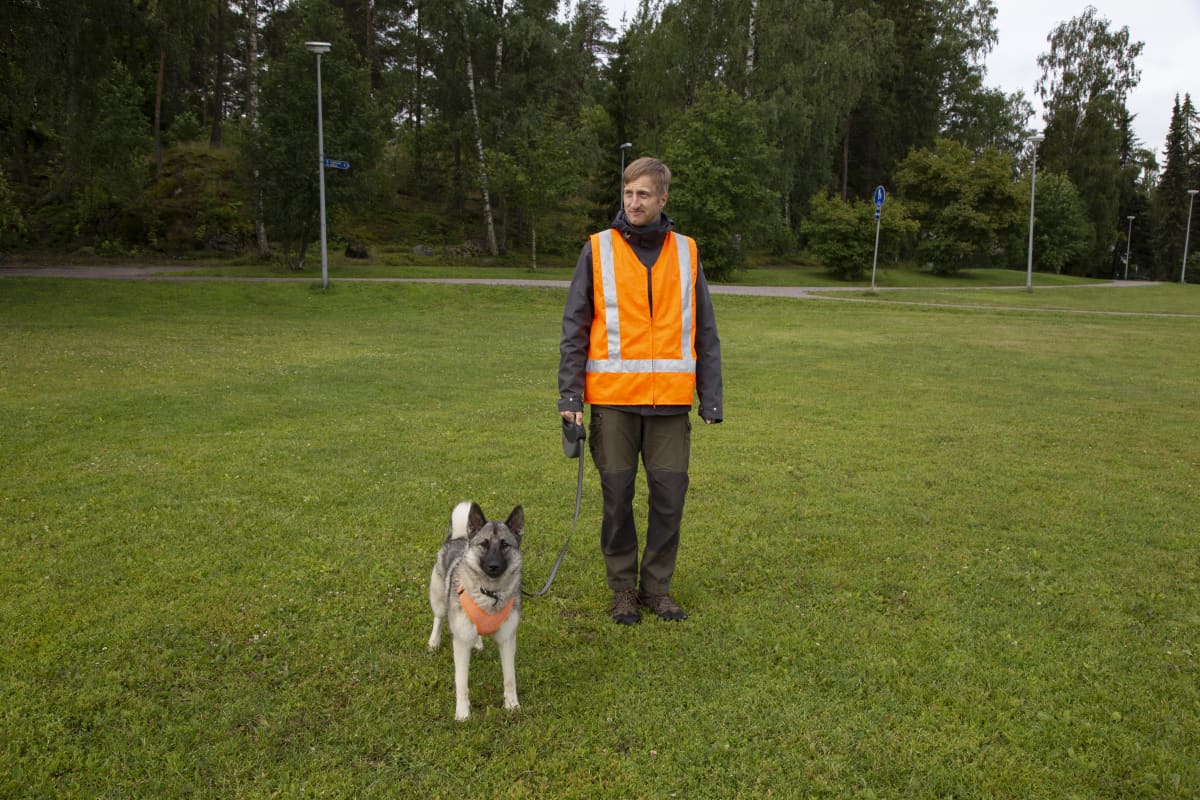 Ornitologi Hannu Holmström ja hirvikoira Rita Espoossa puistossa.