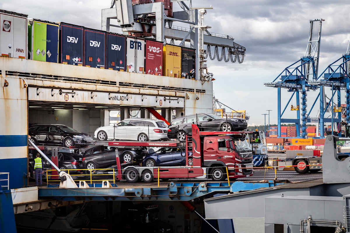 autorekka tuo käytettyjä autoja ulos Finnlinesin laivasta Vuosaaren satamassa