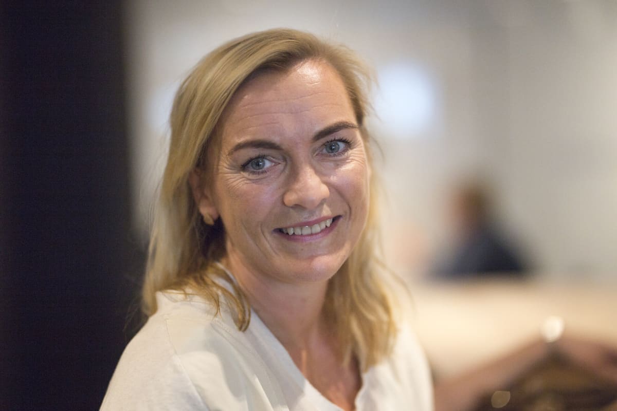 Anna Koivuniemi Helsinki-Vantaan lentoaseman kahvilassa.