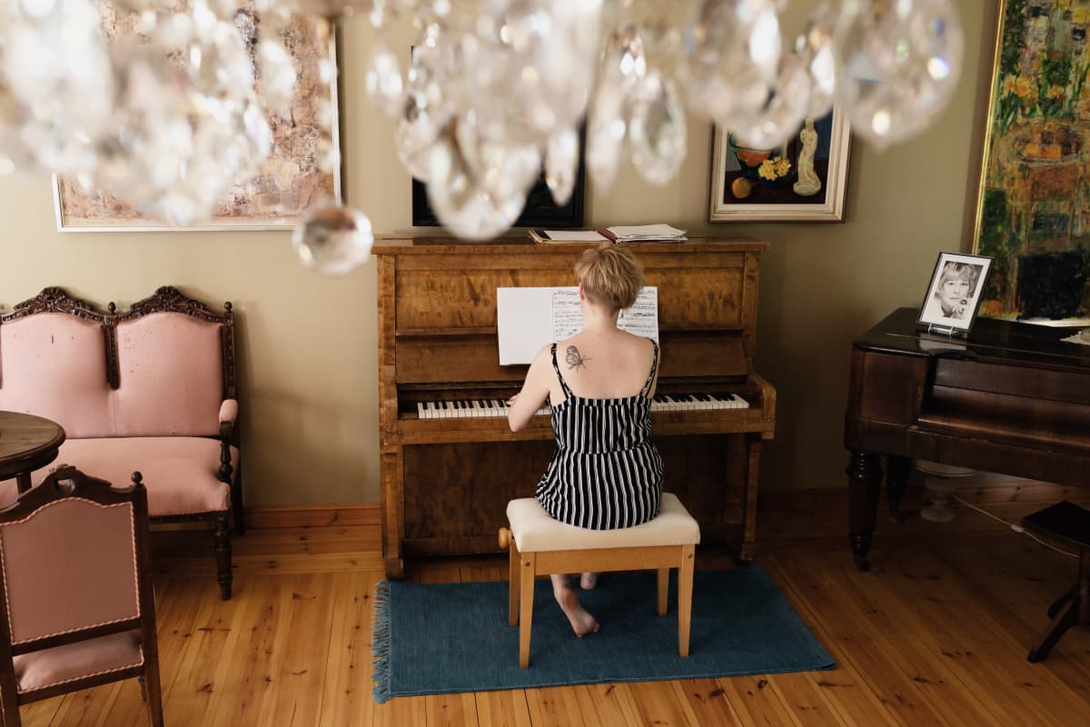 Kirjailija Marianna Kurtto soittaa pianoa Eeva Joenpellon kirjailijakoti-residenssissä..