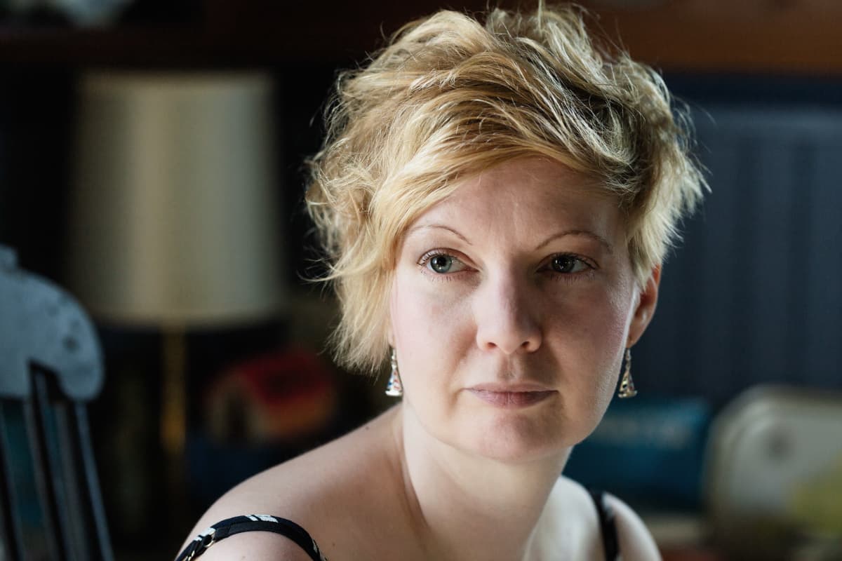 Kirjailija Marianna Kurtto Eeva Joenpellon kirjailijakodin suuressa keittiössä.