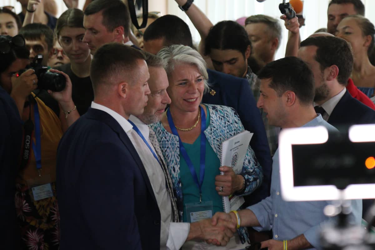 Ukrainan presidentti Volodymyr Zelenskyi kättelee kansanedustaja Ilkka Kanervaa lehdistön edessä.