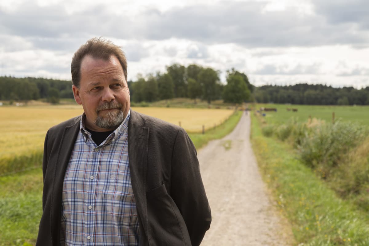 kuvassa Petri Ahlroth Syken biodiversiteettikeskuksen johtaja