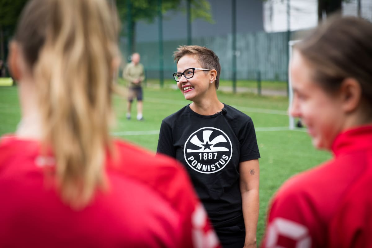 Joukkueenjohtaja Heli Backman puhuu Ponnistuksen tyttöjengille.