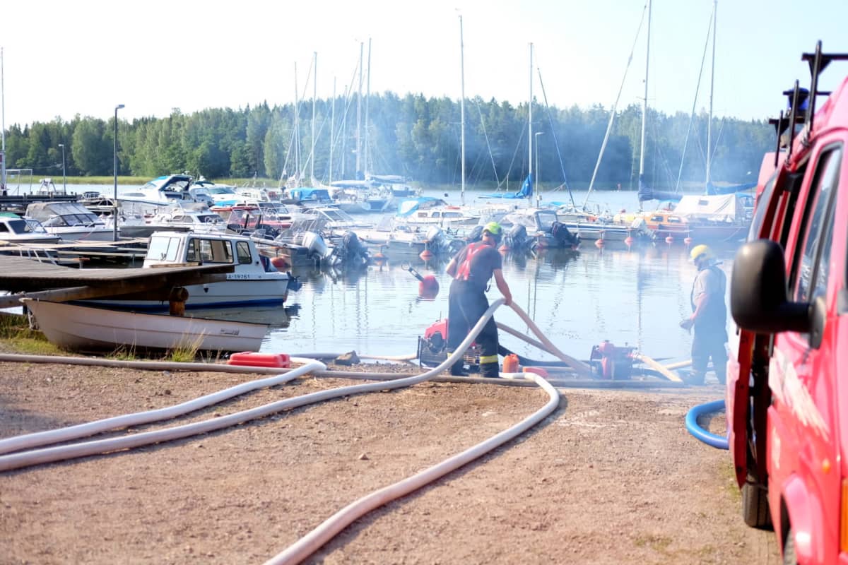 Pelastuslaitos ottamassa vettä.