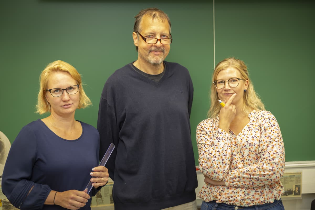 Opettajat Juha Salminen, Anu Kirjonen ja Sari Hartikainen Pornaisista seisovat luokkahuoneessa.