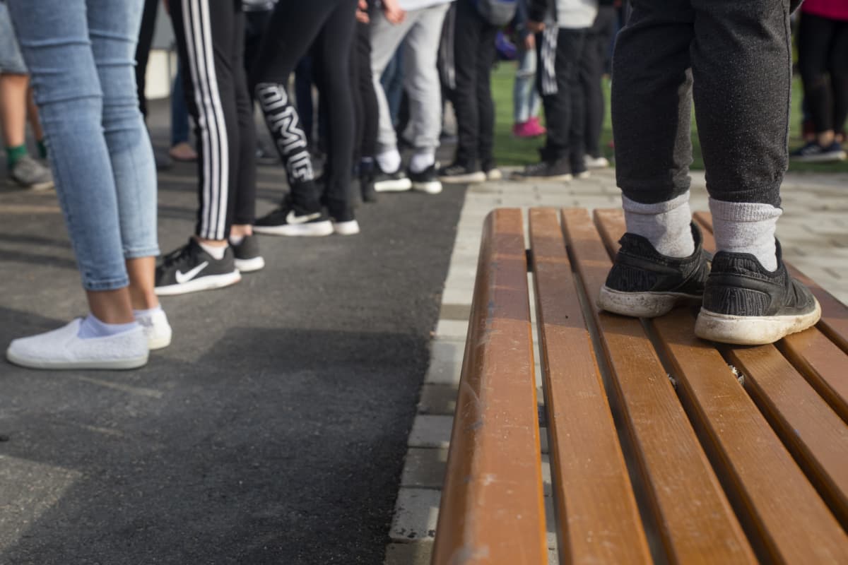 Anonyymi kuva oppilaista alakoulun pihalla.