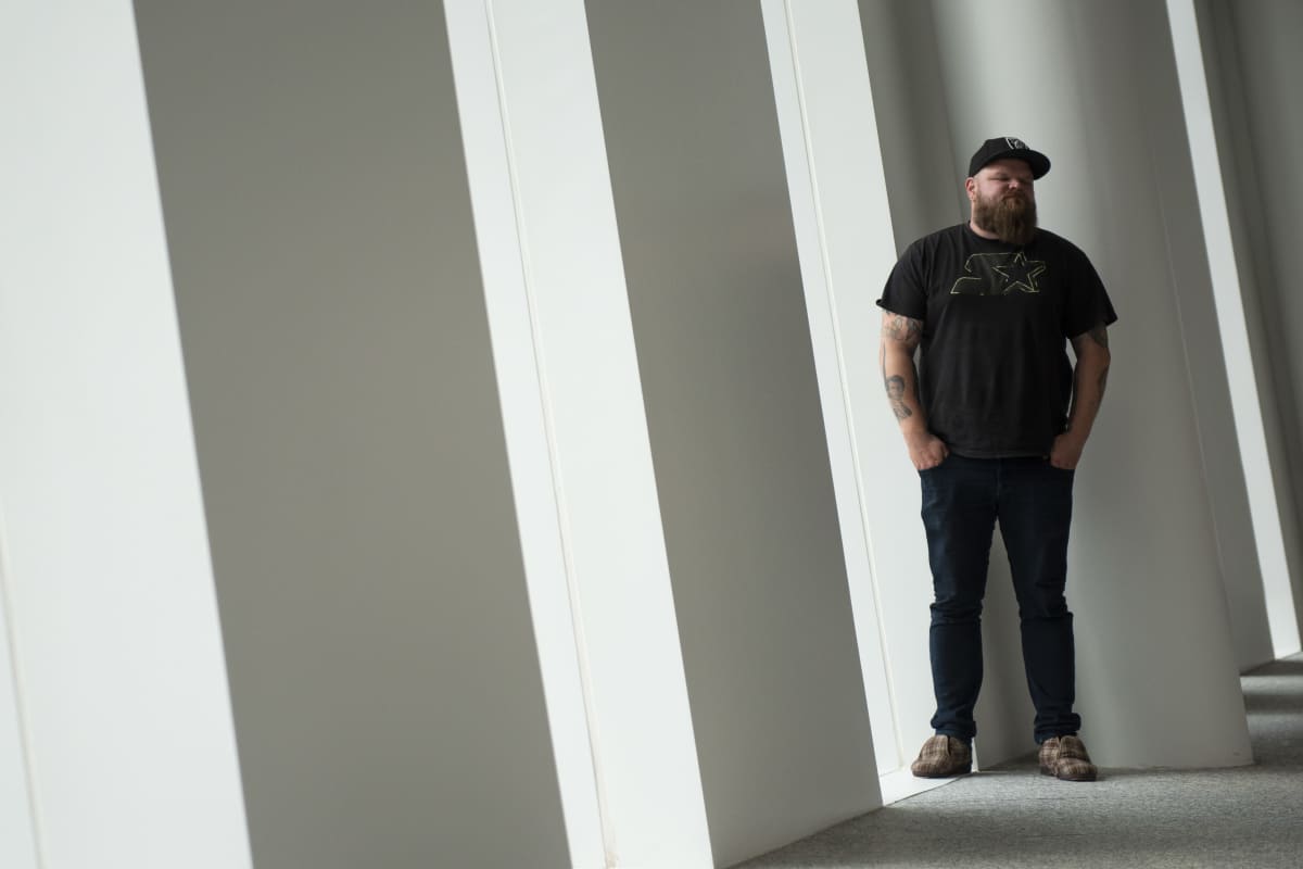 Entinen toimittaja Tuomas rajala kertomassa esikoiskirjastaan, joka käsittelee eroa. Kuva OP:n käytävältä elokuussa 2019.