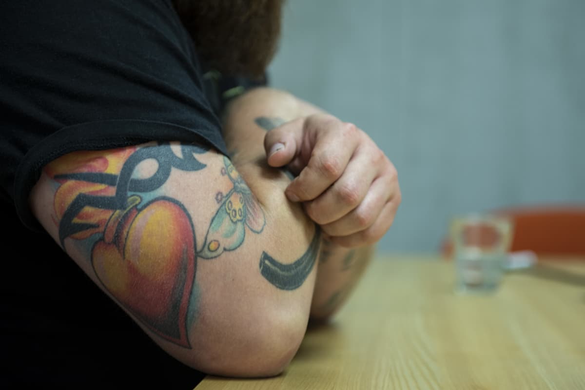 Entinen toimittaja Tuomas rajala kertomassa esikoiskirjastaan, joka käsittelee avioeroa miehen näkökulmasta. Kuva OP:n rakennuksessa elokuussa 2019.