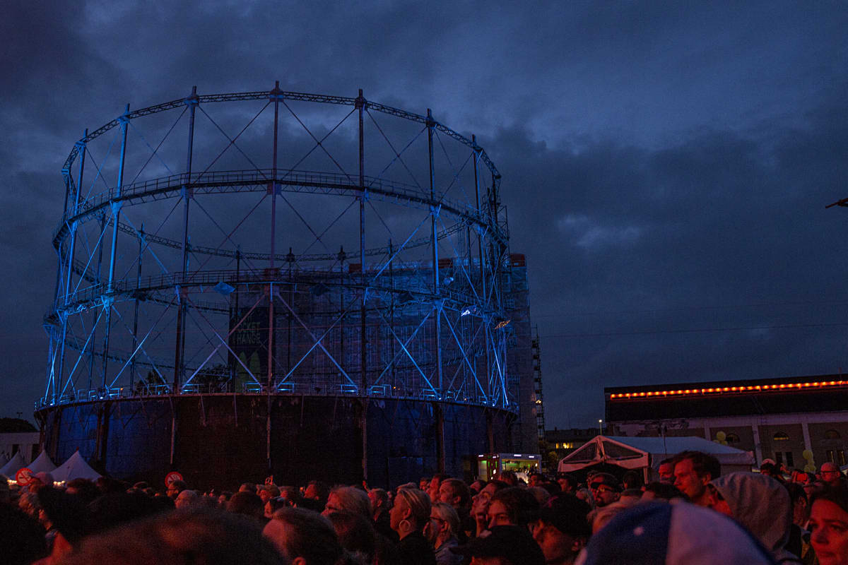 Valaistu kaasukellon runko Flow festivaaleilla.