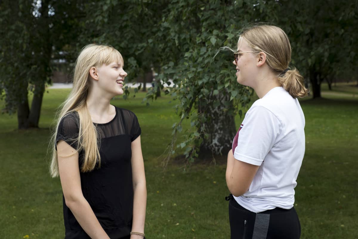 Yhdeksäsluokkalaiset Aino ja Kira keskustelevat keskenään