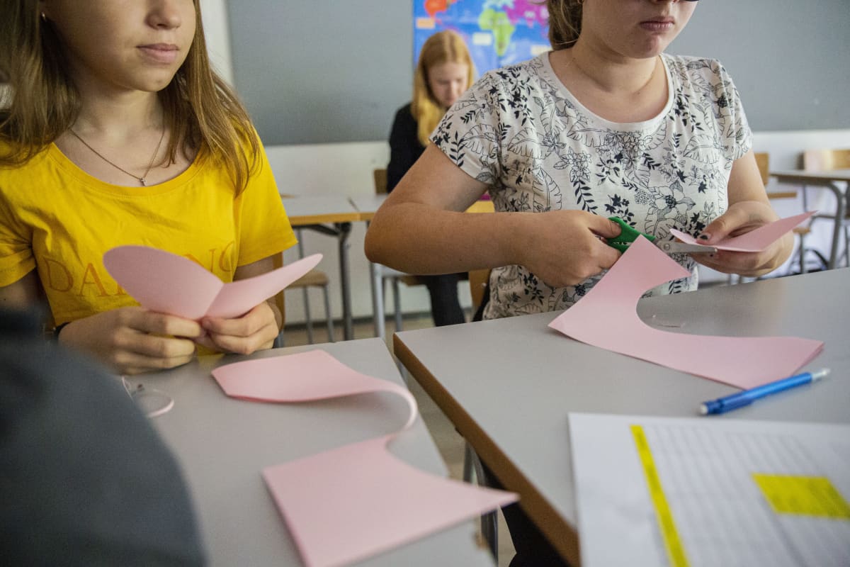 koululaiset askartelevat