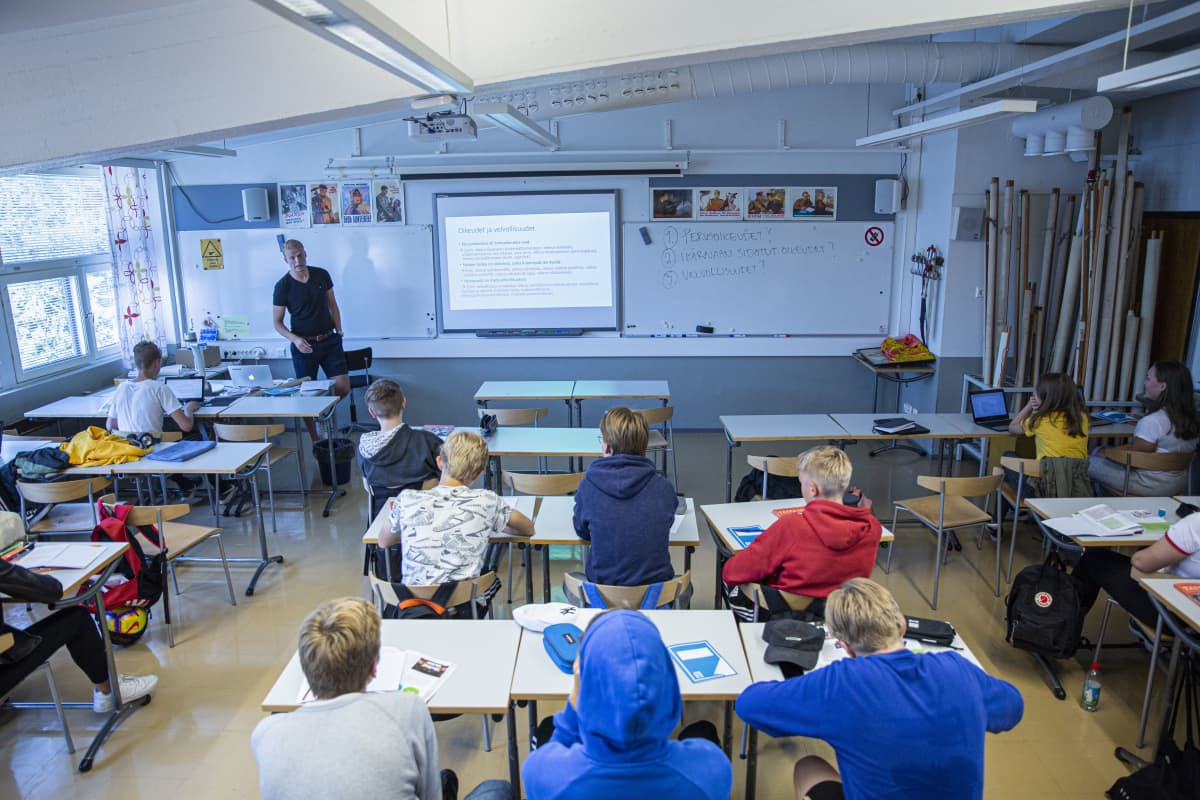 opettaja opettaa oppilaita luokkahuoneessa