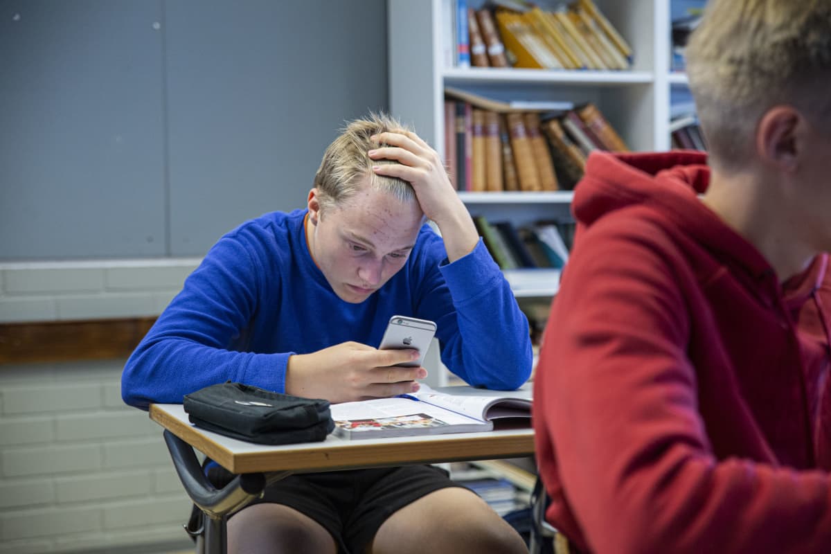 koululainen oppitunnilla