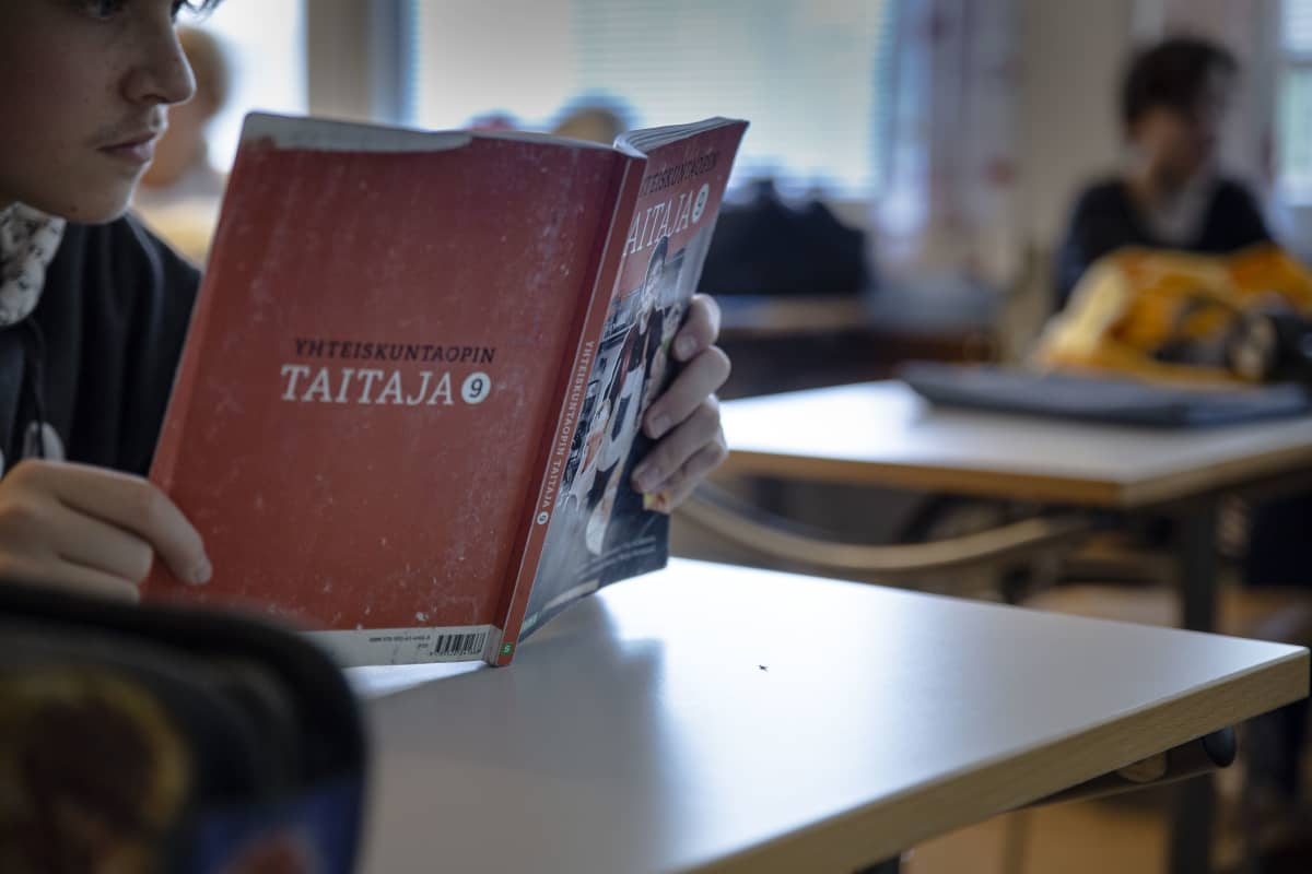 koululainen lukee kirjaa