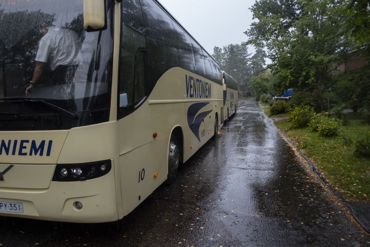 Busseja Vartiokylän koulun edessä.