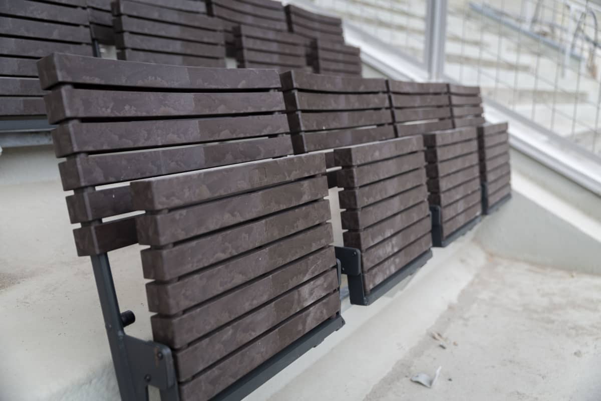 Helsingin olympiastadionin uusi penkki asennettuna