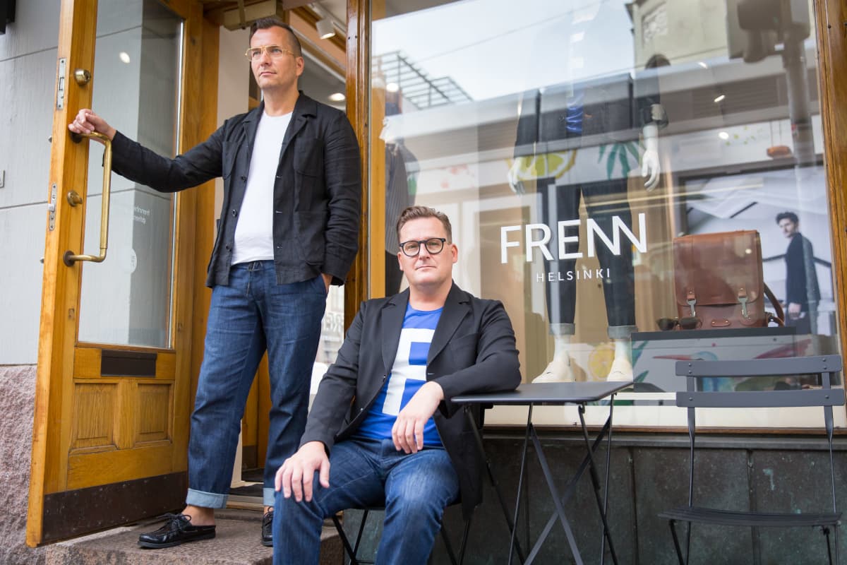 Frenn liikkeen omistajat Antti Laitinen ja Jarkko Kallio myymälän ovella.