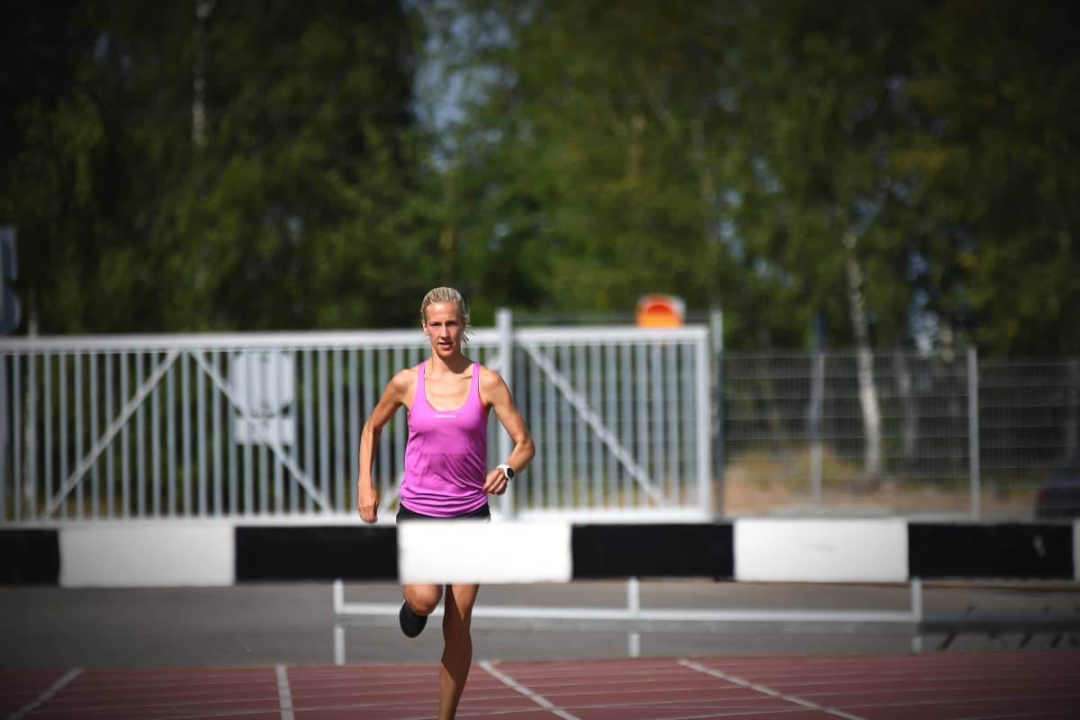 Camilla Richardsson vid ett torrhinder.