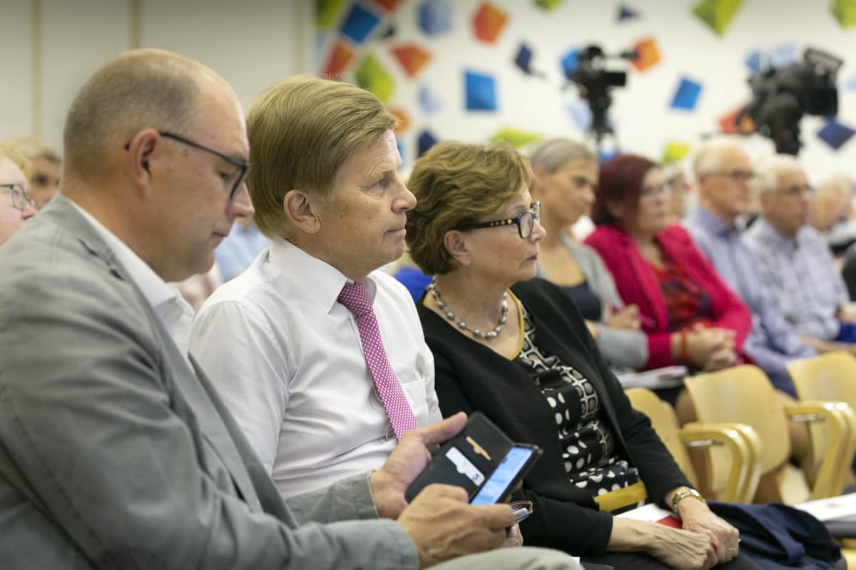 Mauri Pekkarinen Keskustan tilaisuudessa Jyväskylässä.