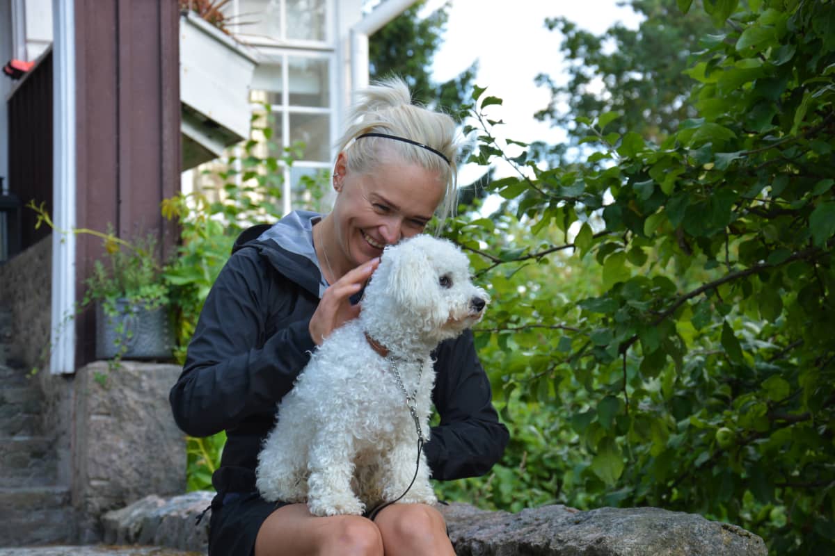 Michaela Lindström med hunden.