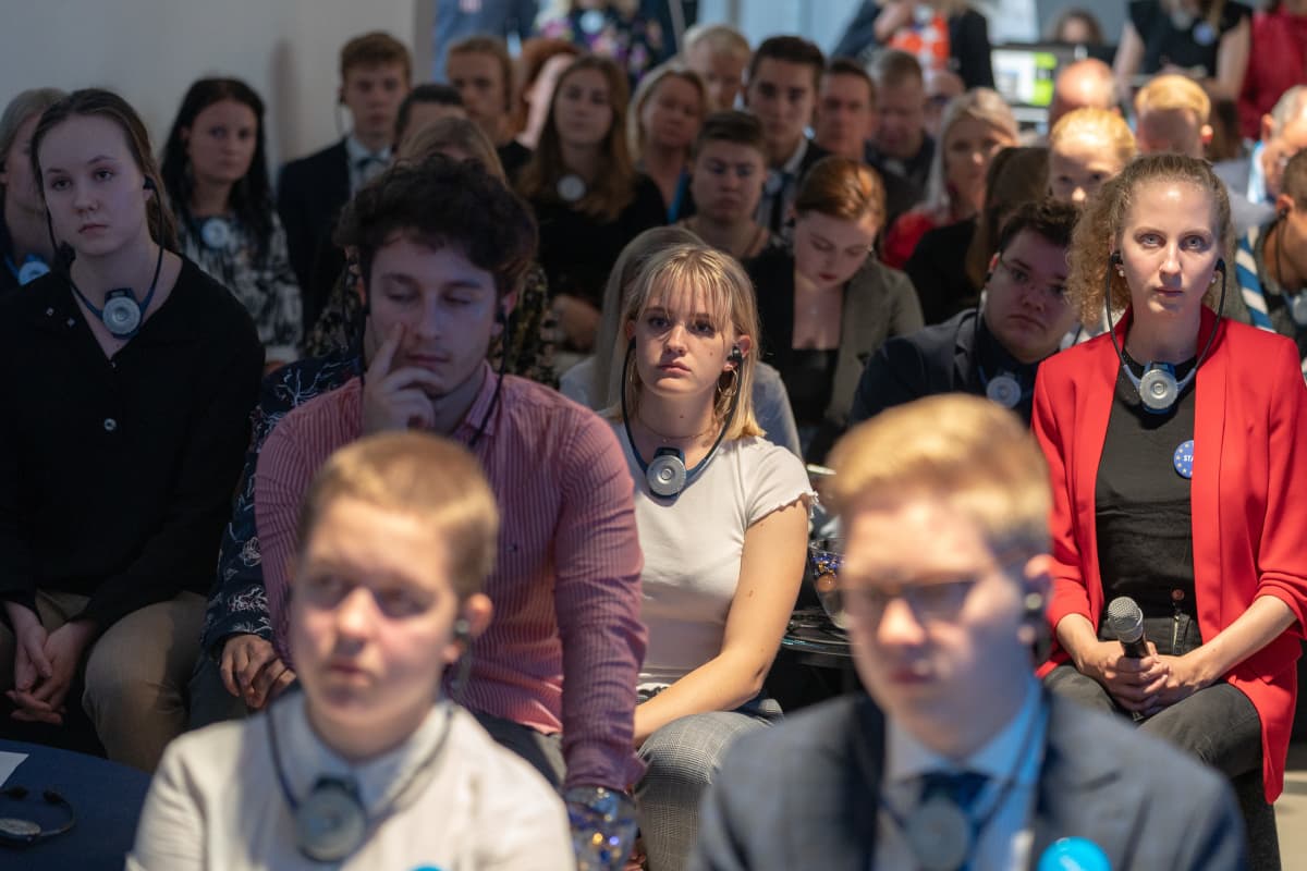 Nuoria kansalaisaktiiveja tapaamassa Sassolia ja ryhmien puheenjohtajia keskustakirjasto Oodissa.