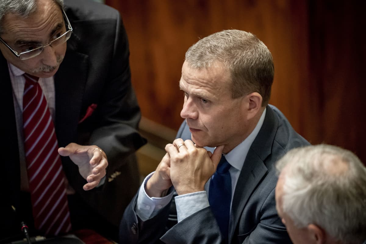 Kansanedustajat Ben Zyskowicz , Petteri Orpo ja Kalle Jokinen täysistunnossa 11.9.2019