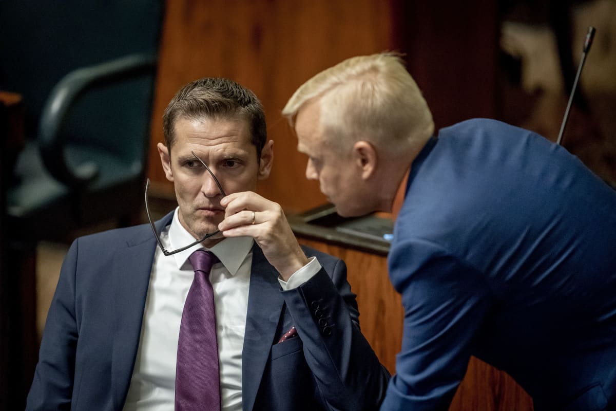 Sinuhe Wallinheimo ja Timo Heinonen täysistunnossa