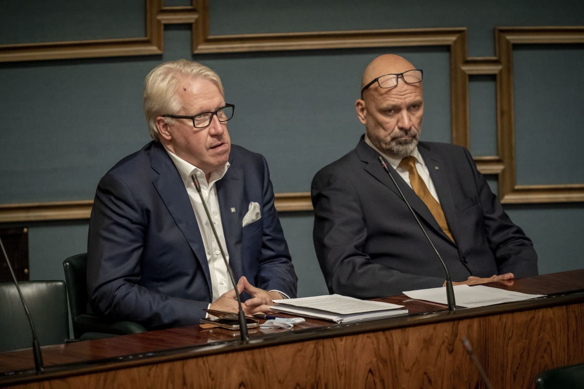 Veikko Vallin ja Mauri Peltokangas täysistunnossa
