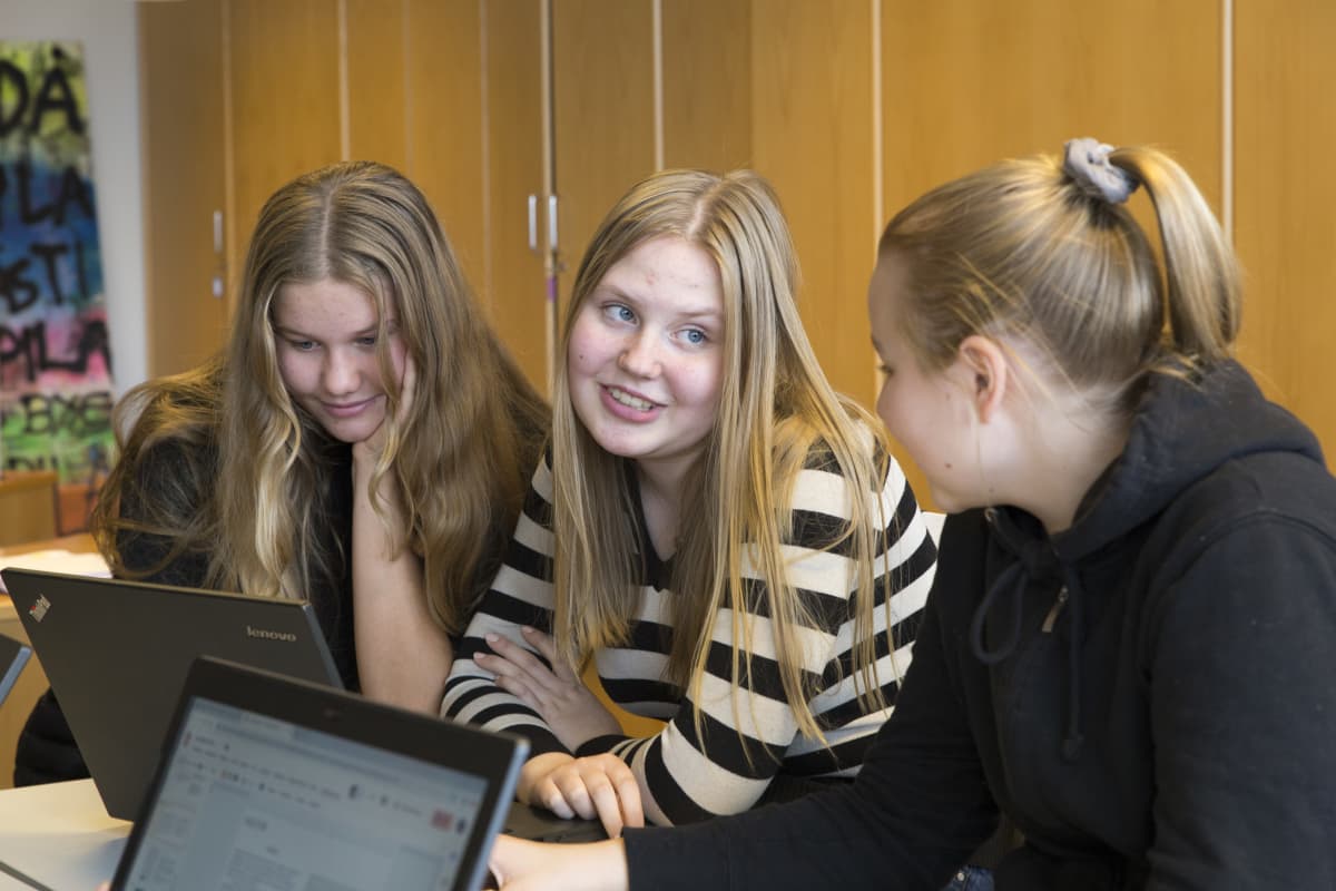 Yläkoululaisia Pasilan yläkoulussa.