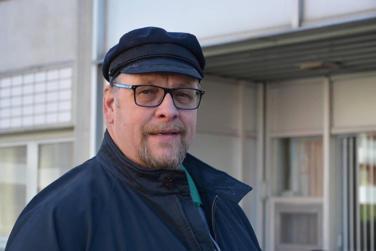 Ralf Holmlund i keps och glassögon.