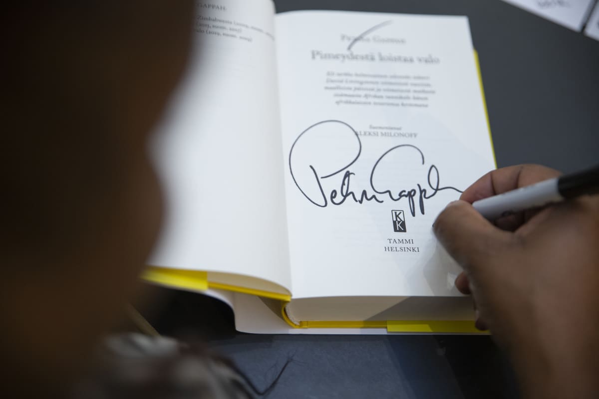 Petina Gappah signeeraa kirjaansa.