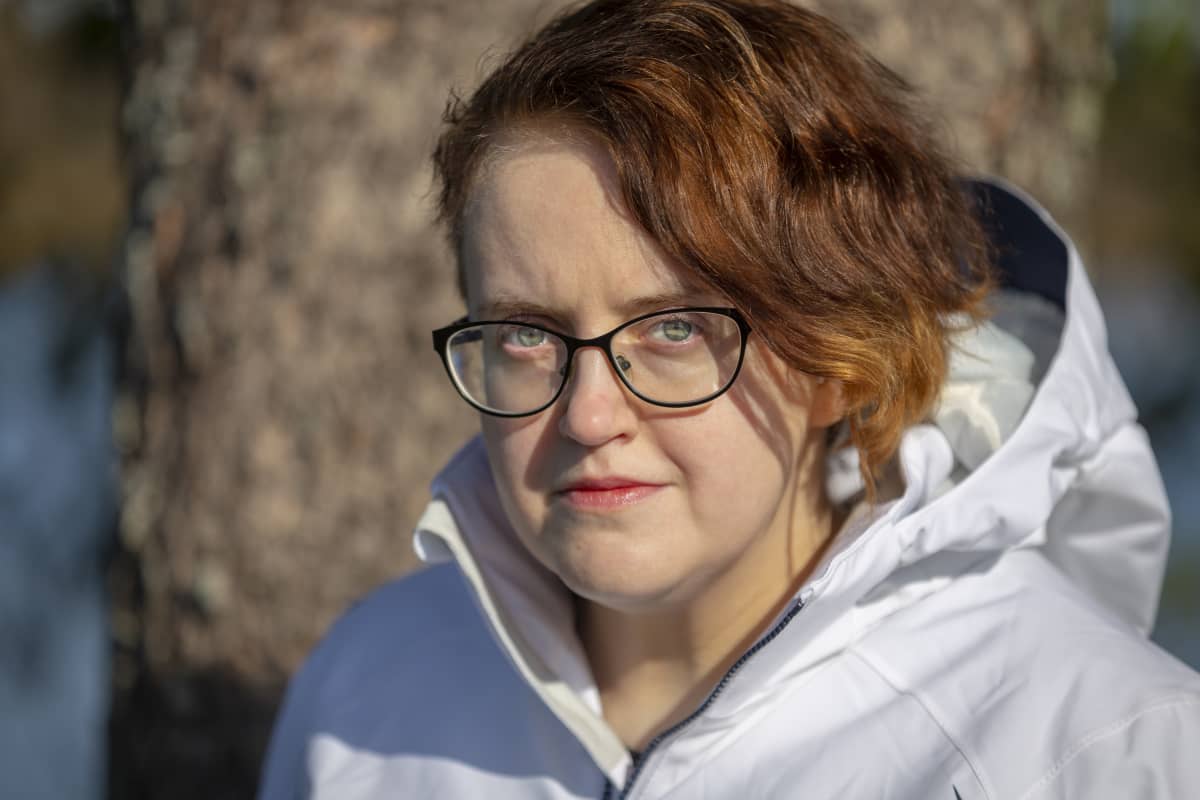 Laura Degerstedt Karkkilan Pyhäjärven rannalla.