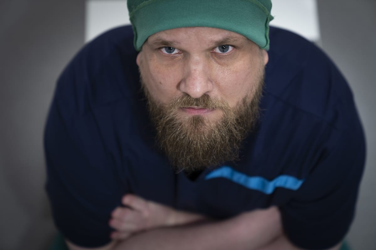 Mikko Tarvonen kädet puuskassa.