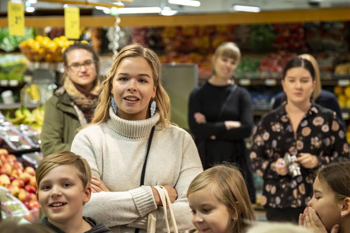 opettaja Liisa Lavonen kaupassa oppilaiden kanssa