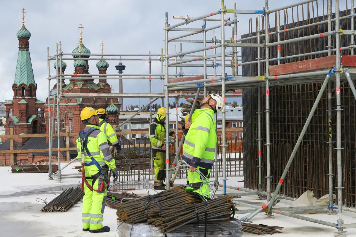 Työmiehiä Tampereen kannen työmaalla