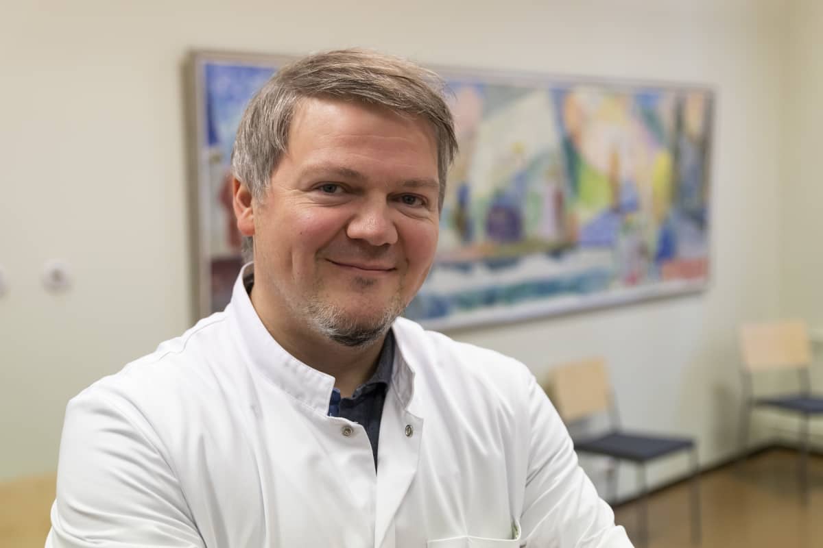 Lääkäri Markus Granholm katsoo kameraan.