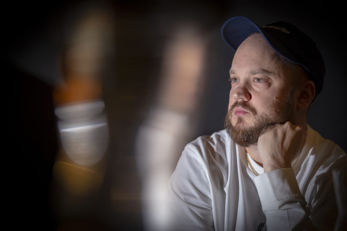 Muusikko Pyhimys Ravintola Kappelissa.