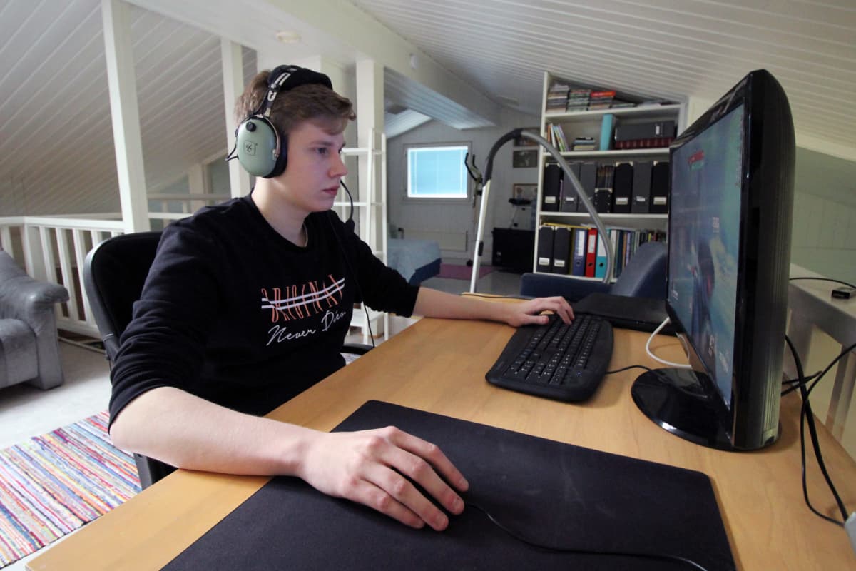 E-urheilija Petja Kantanen pelaa Overwatch-peliä tietokoneella.