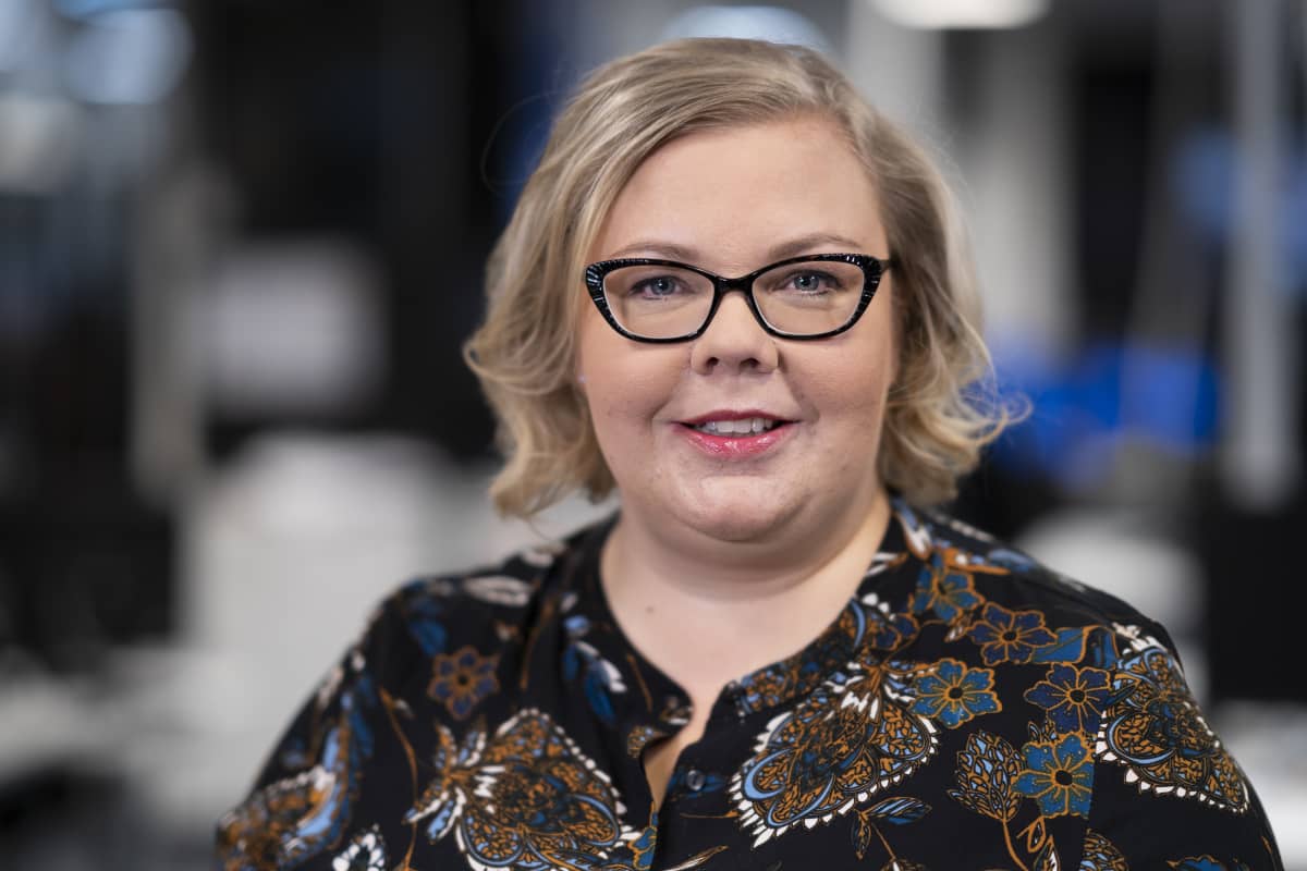Leena Balme henkilökuvassa Ylen Nopsa -studiolla.