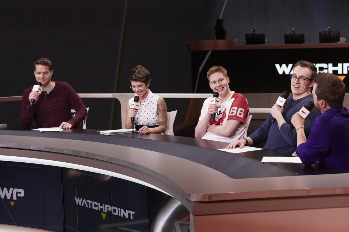 Petja Kantanen Overwatch Leaguen studiossa.