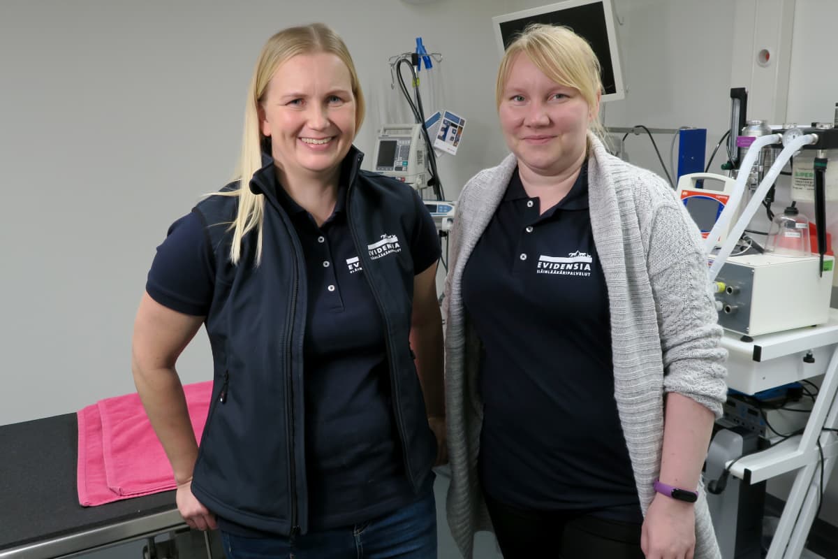 Eläinsairaala Veterin klinikan johtajat Salla Leppävuori ja Hanna Pihlman