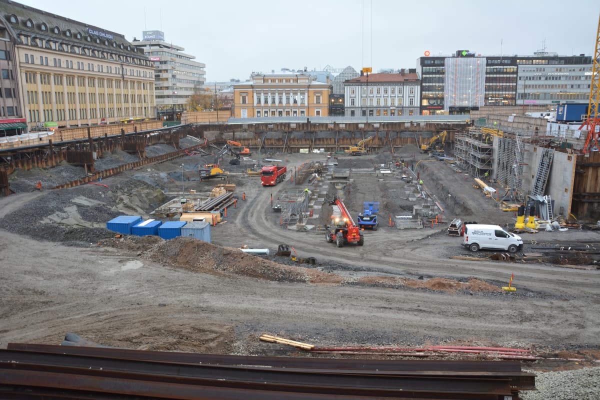 En stor grop i centrum av Åbo då torgparkeringen byggs.