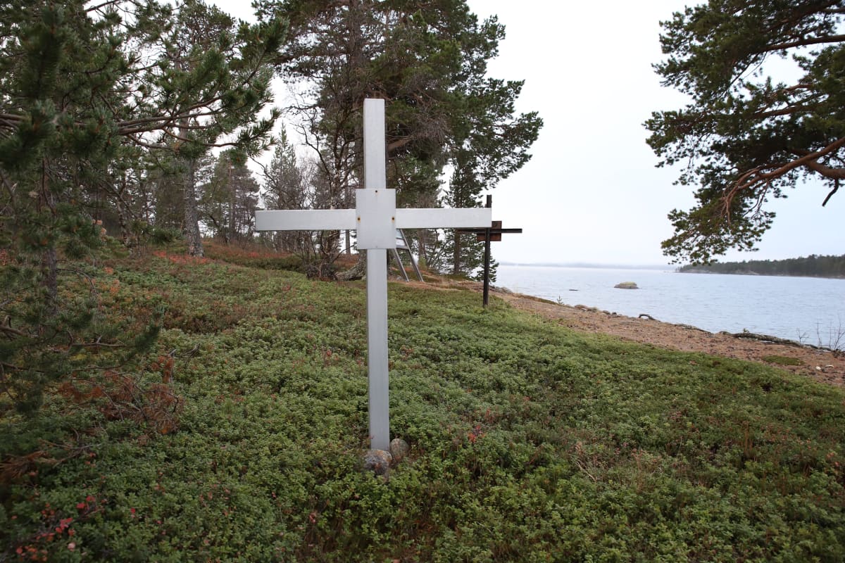 Inarin vanha hautausmaasaari