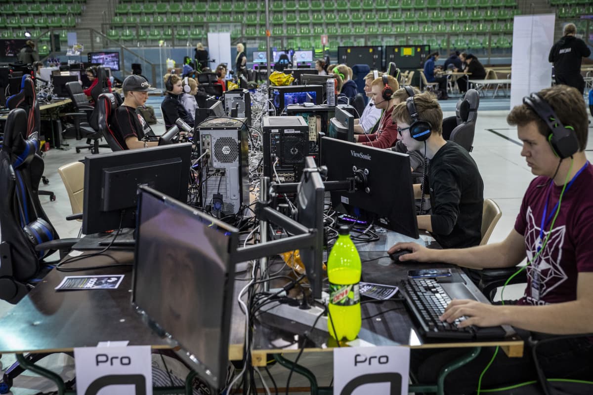 Tietokone-pelaajia Gyostage -tapahtumassa Kuopiossa.